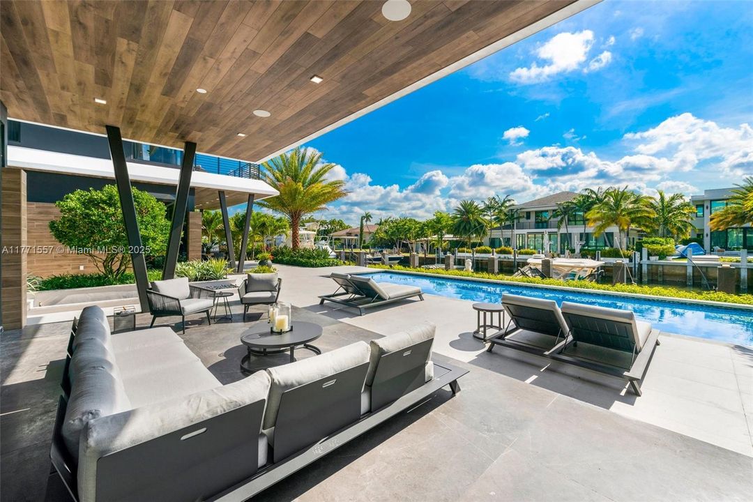 最近售出: $10,900,000 (5 贝兹, 6 浴室, 6619 平方英尺)