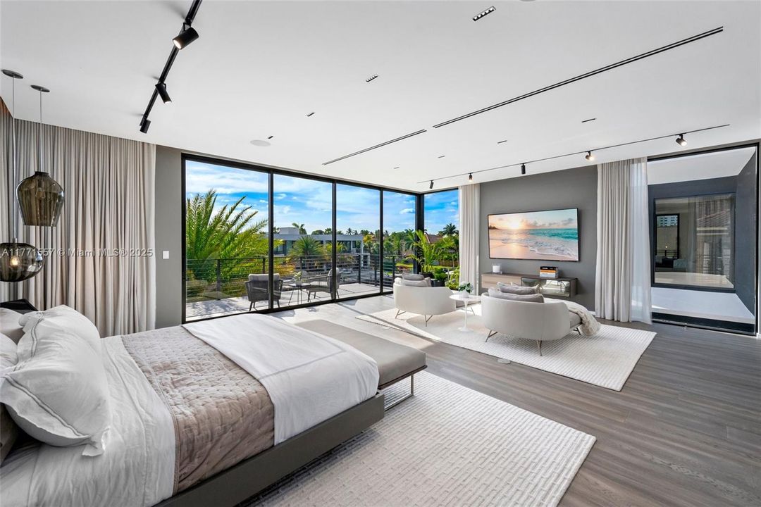 最近售出: $10,900,000 (5 贝兹, 6 浴室, 6619 平方英尺)