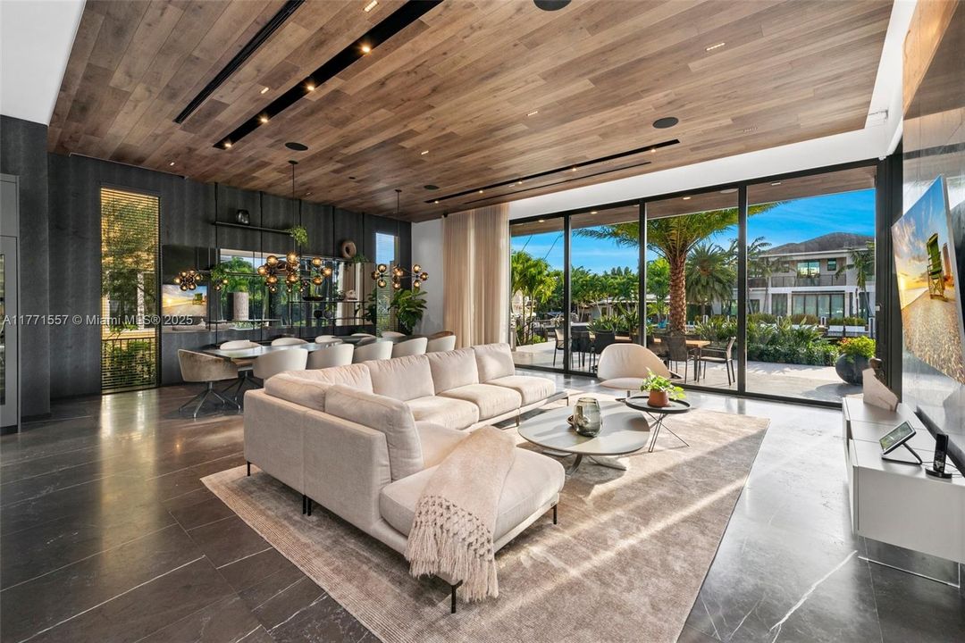 最近售出: $10,900,000 (5 贝兹, 6 浴室, 6619 平方英尺)