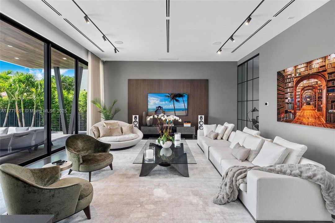 最近售出: $10,900,000 (5 贝兹, 6 浴室, 6619 平方英尺)