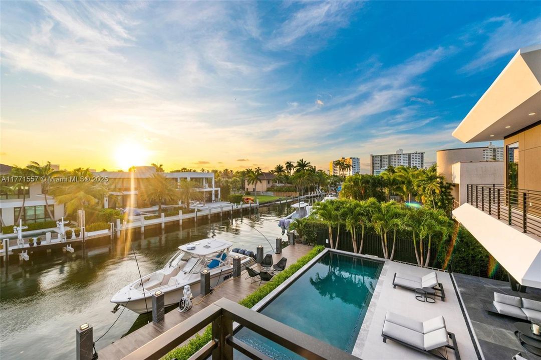 最近售出: $10,900,000 (5 贝兹, 6 浴室, 6619 平方英尺)