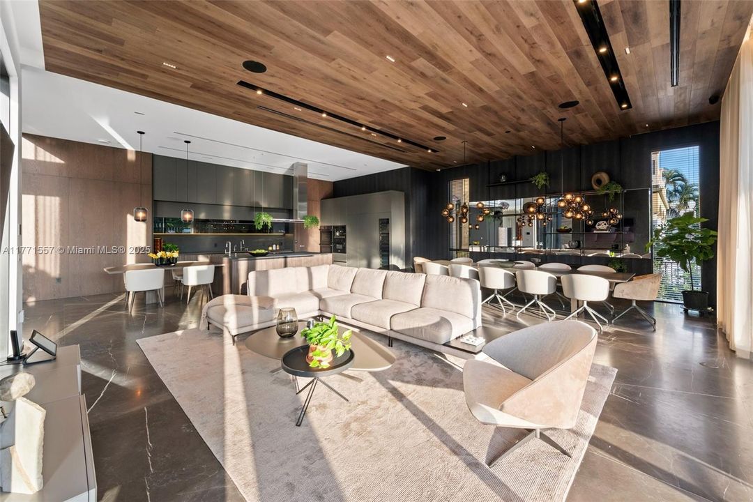 最近售出: $10,900,000 (5 贝兹, 6 浴室, 6619 平方英尺)