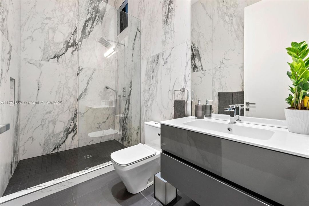 最近售出: $10,900,000 (5 贝兹, 6 浴室, 6619 平方英尺)