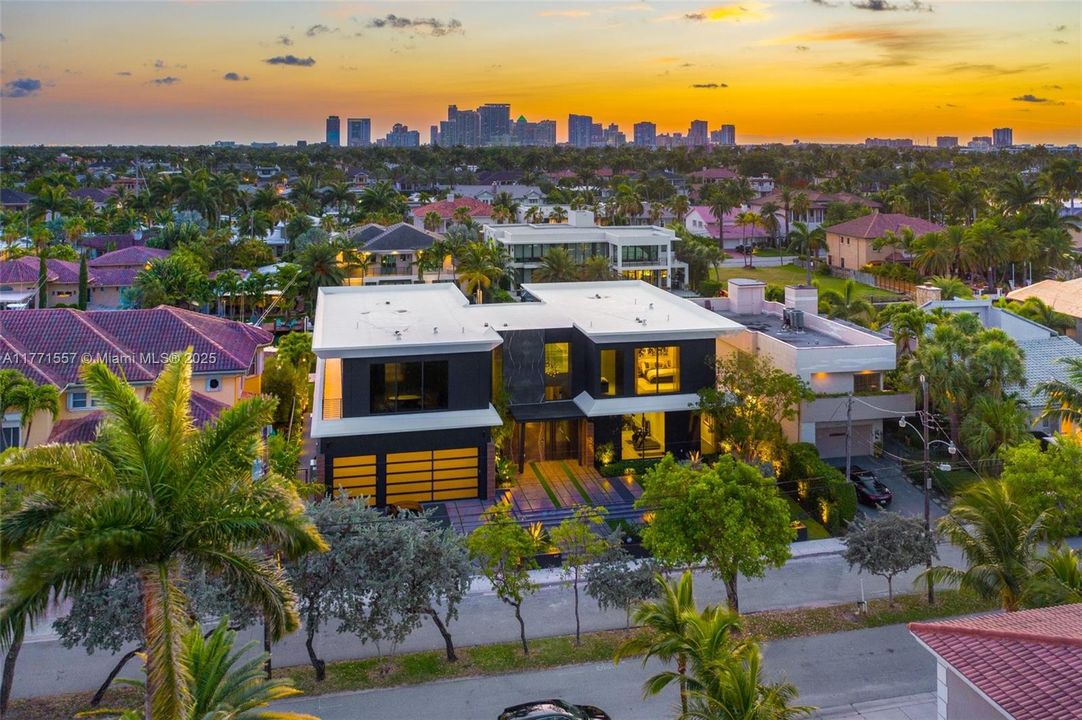 最近售出: $10,900,000 (5 贝兹, 6 浴室, 6619 平方英尺)