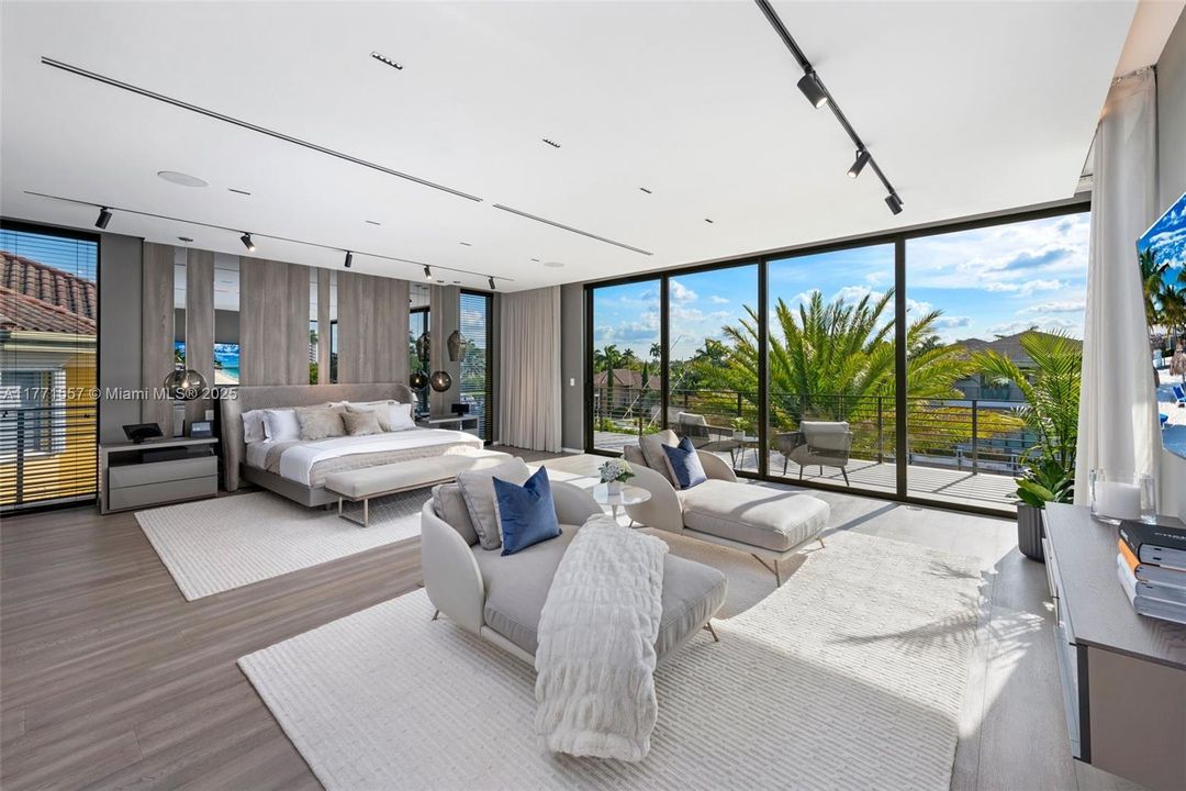 最近售出: $10,900,000 (5 贝兹, 6 浴室, 6619 平方英尺)