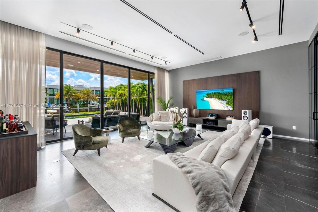 最近售出: $10,900,000 (5 贝兹, 6 浴室, 6619 平方英尺)