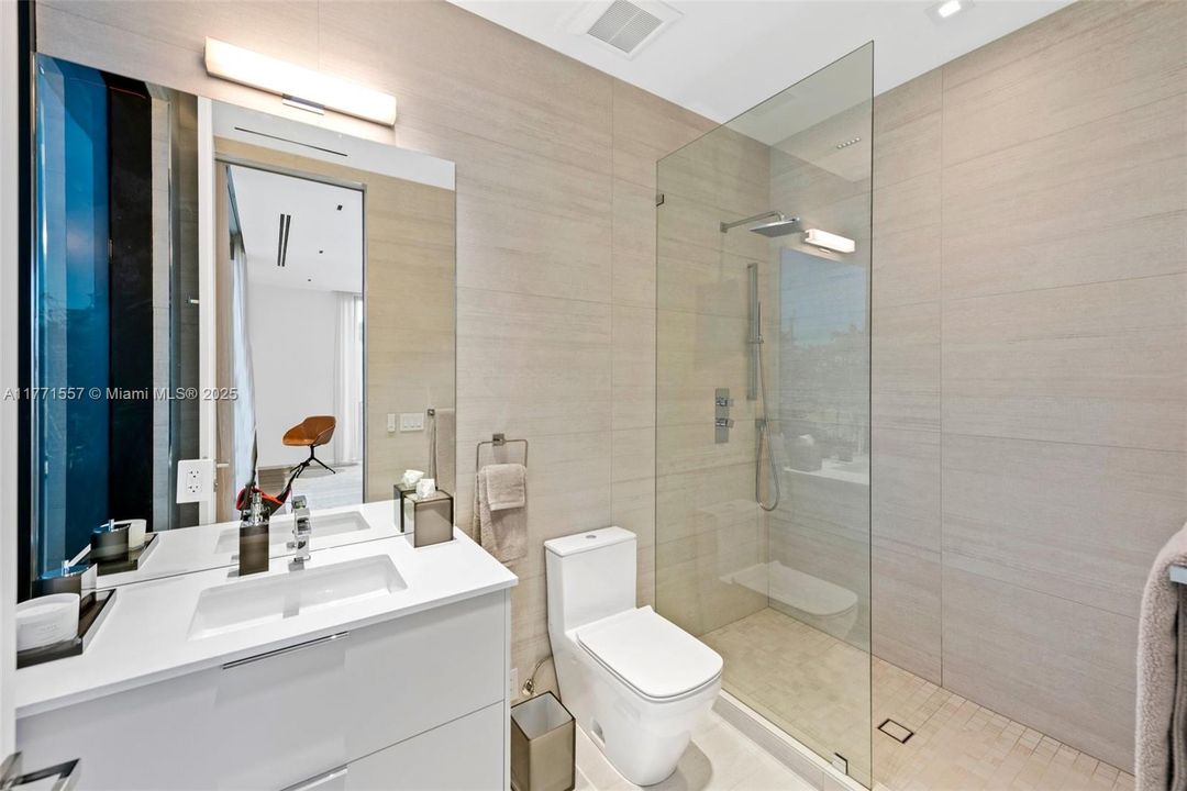 最近售出: $10,900,000 (5 贝兹, 6 浴室, 6619 平方英尺)