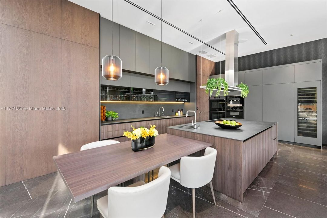 最近售出: $10,900,000 (5 贝兹, 6 浴室, 6619 平方英尺)