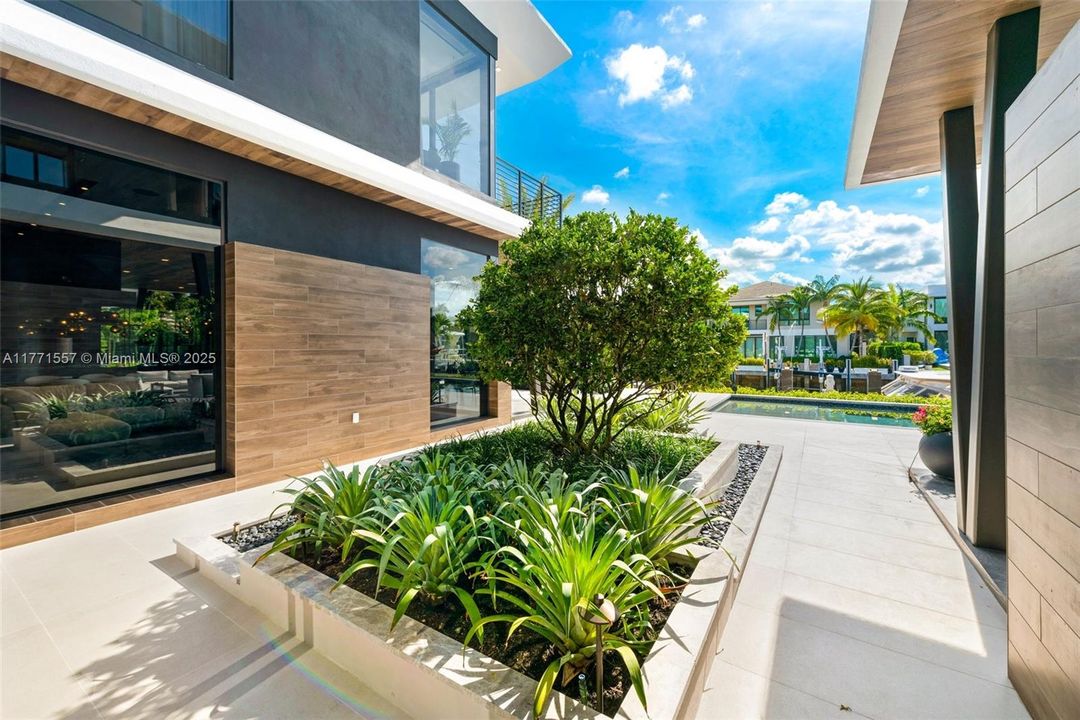 最近售出: $10,900,000 (5 贝兹, 6 浴室, 6619 平方英尺)