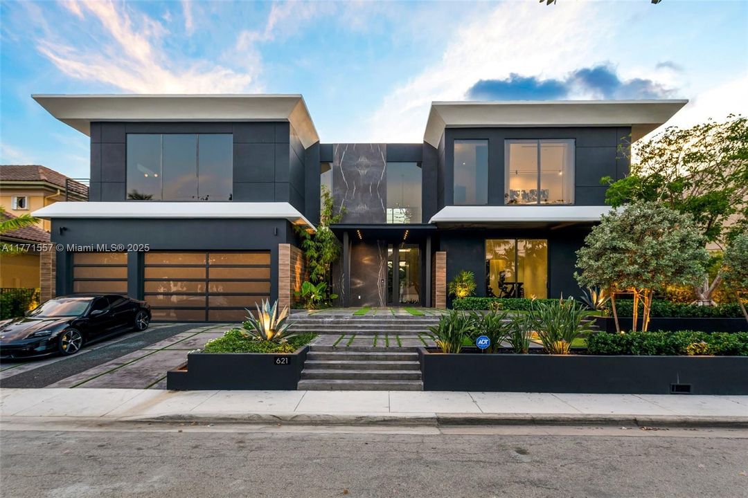 最近售出: $10,900,000 (5 贝兹, 6 浴室, 6619 平方英尺)