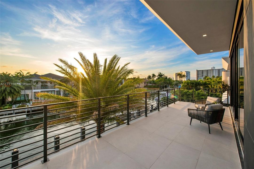 最近售出: $10,900,000 (5 贝兹, 6 浴室, 6619 平方英尺)