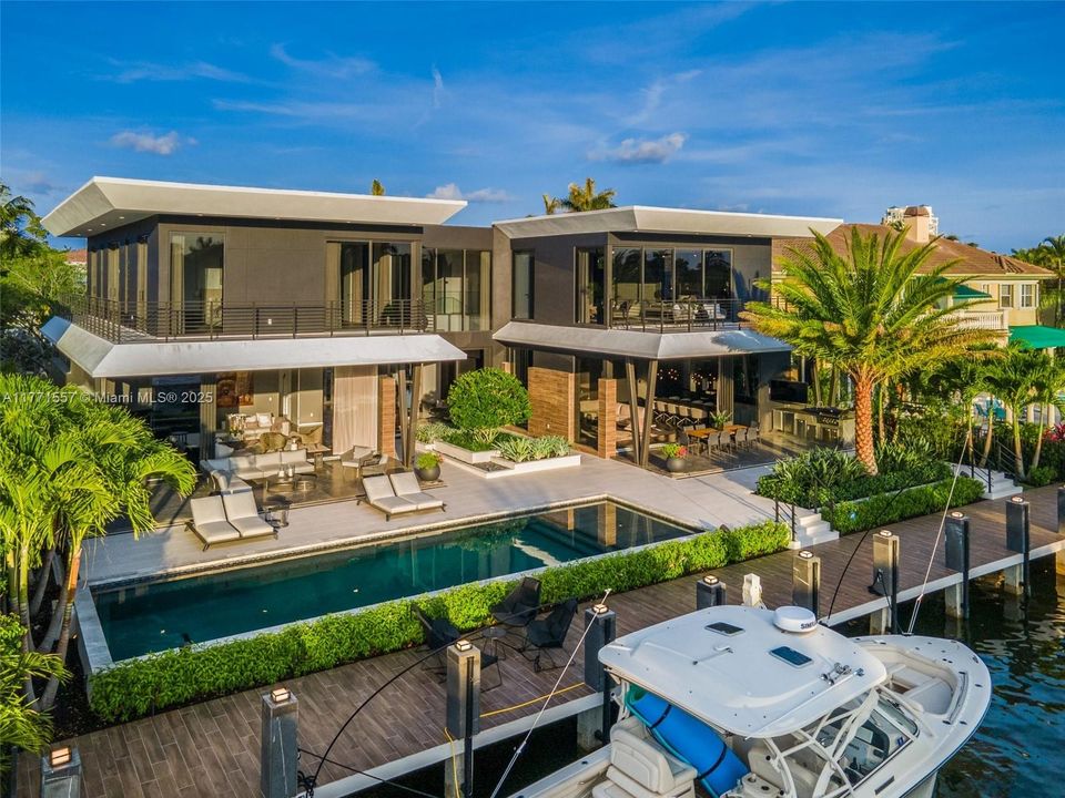 最近售出: $10,900,000 (5 贝兹, 6 浴室, 6619 平方英尺)