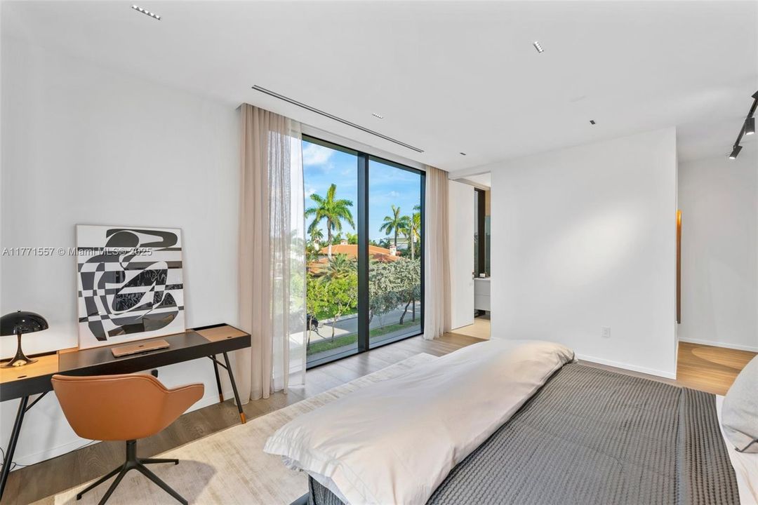 最近售出: $10,900,000 (5 贝兹, 6 浴室, 6619 平方英尺)