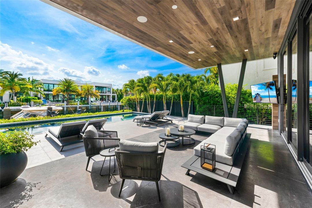 最近售出: $10,900,000 (5 贝兹, 6 浴室, 6619 平方英尺)