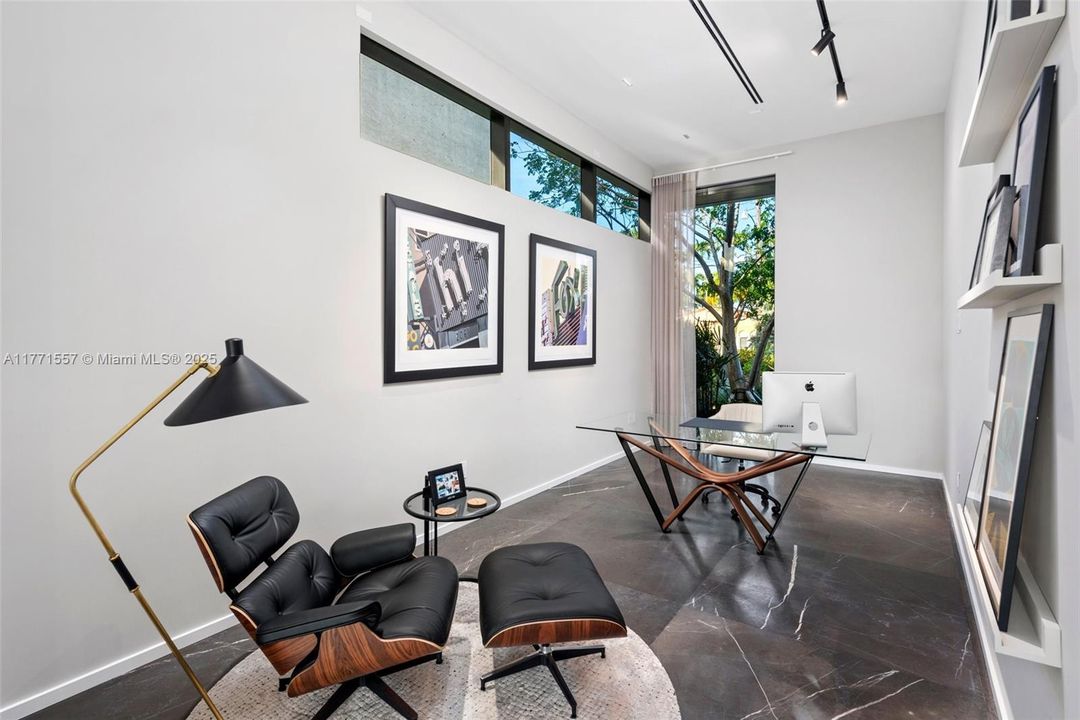 最近售出: $10,900,000 (5 贝兹, 6 浴室, 6619 平方英尺)