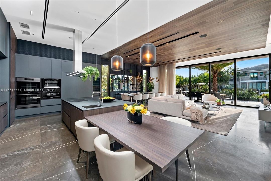 最近售出: $10,900,000 (5 贝兹, 6 浴室, 6619 平方英尺)