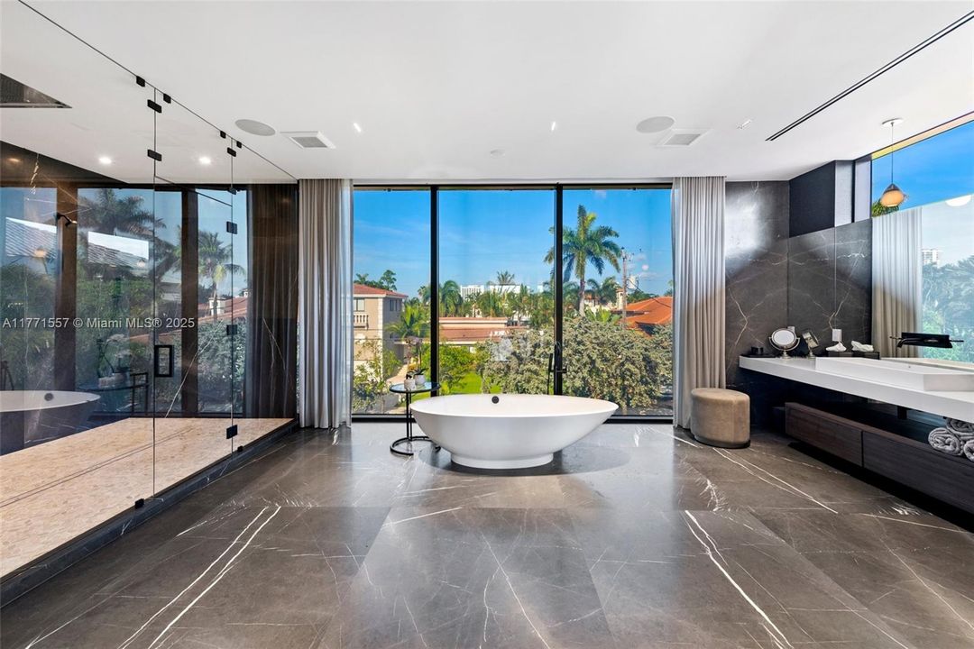 最近售出: $10,900,000 (5 贝兹, 6 浴室, 6619 平方英尺)