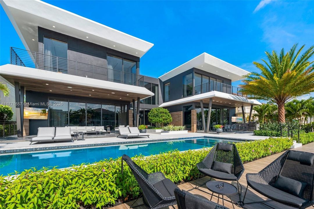 最近售出: $10,900,000 (5 贝兹, 6 浴室, 6619 平方英尺)