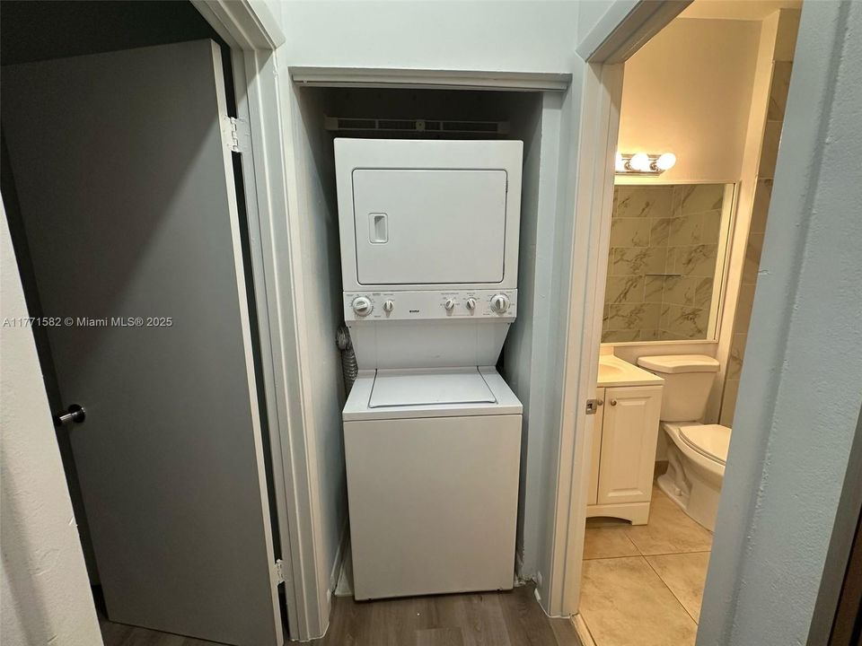 Recently Rented: $2,200 (2 beds, 2 baths, 807 Square Feet)