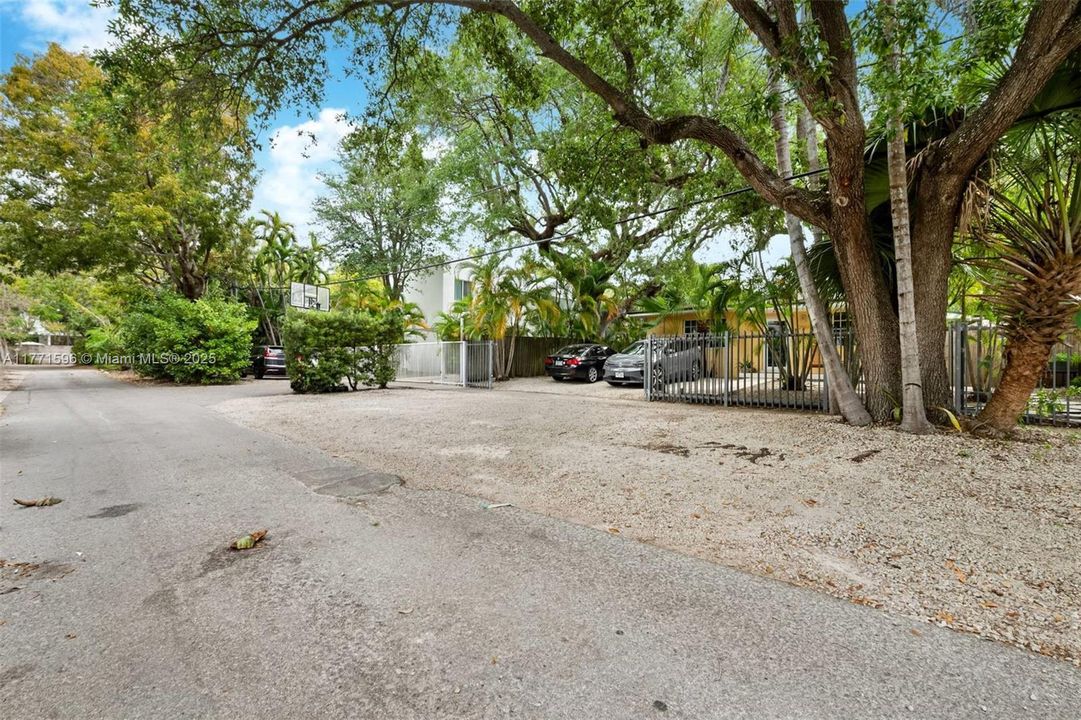 Activo con contrato: $2,400,000 (0.22 acres)