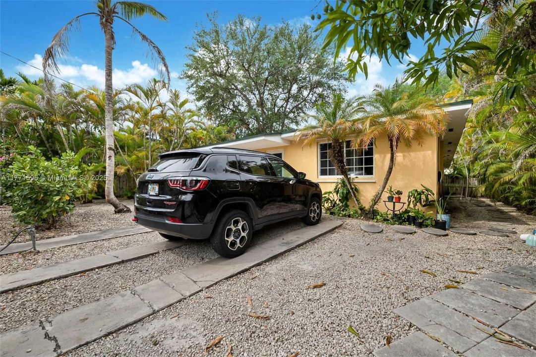 Activo con contrato: $2,400,000 (0.22 acres)