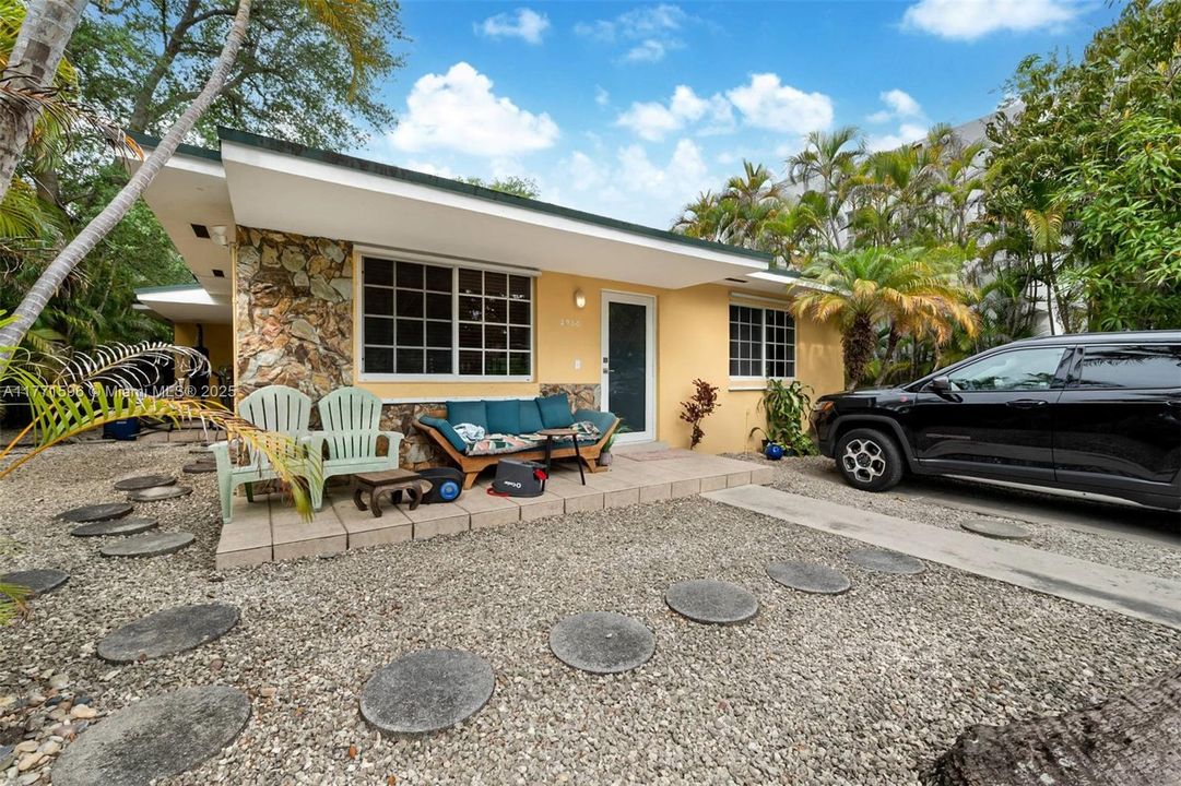 Activo con contrato: $2,400,000 (0.22 acres)