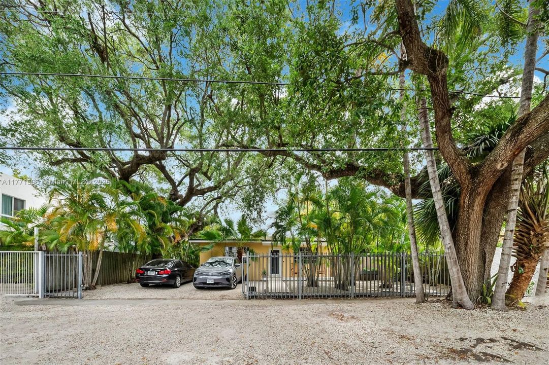 Activo con contrato: $2,400,000 (0.22 acres)