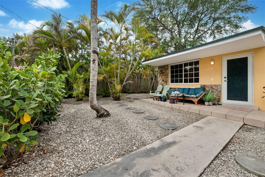 Activo con contrato: $2,400,000 (0.22 acres)