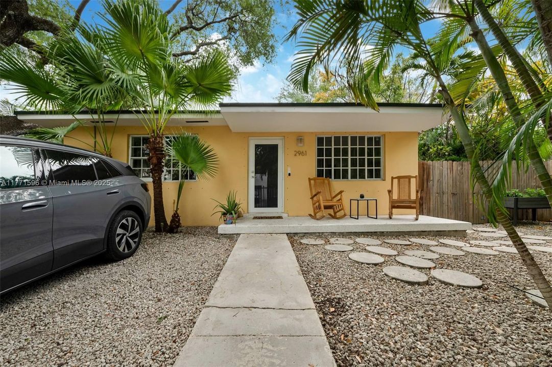 Activo con contrato: $2,400,000 (0.22 acres)