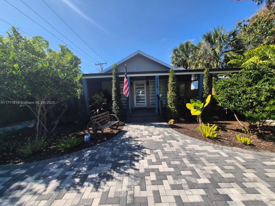 Recently Rented: $3,500 (3 beds, 2 baths, 1030 Square Feet)