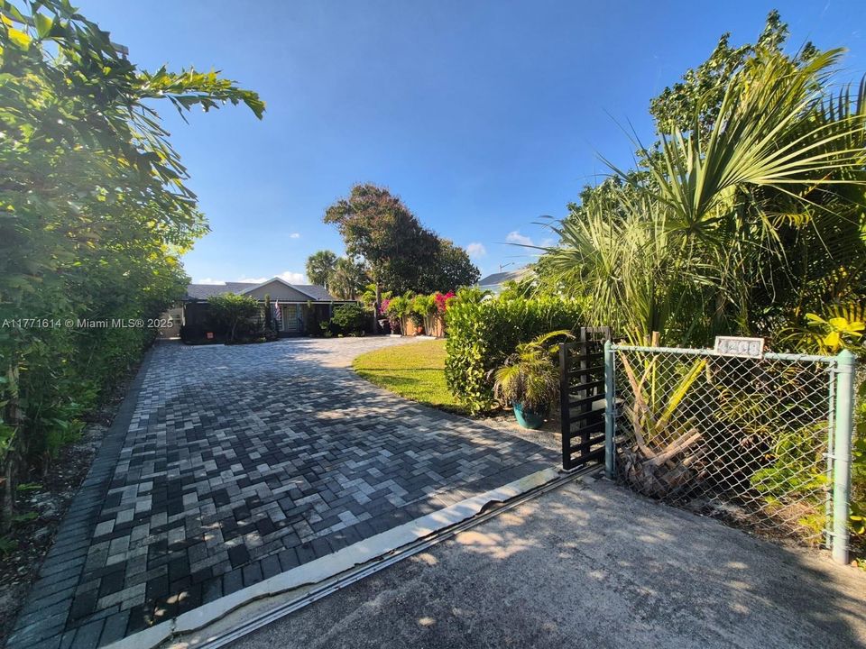 Recently Rented: $3,500 (3 beds, 2 baths, 1030 Square Feet)