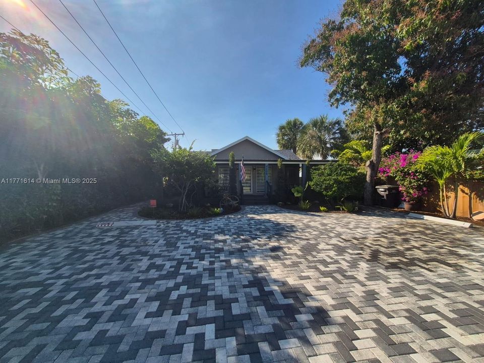 Recently Rented: $3,500 (3 beds, 2 baths, 1030 Square Feet)