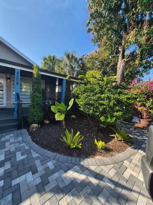 Recently Rented: $3,500 (3 beds, 2 baths, 1030 Square Feet)