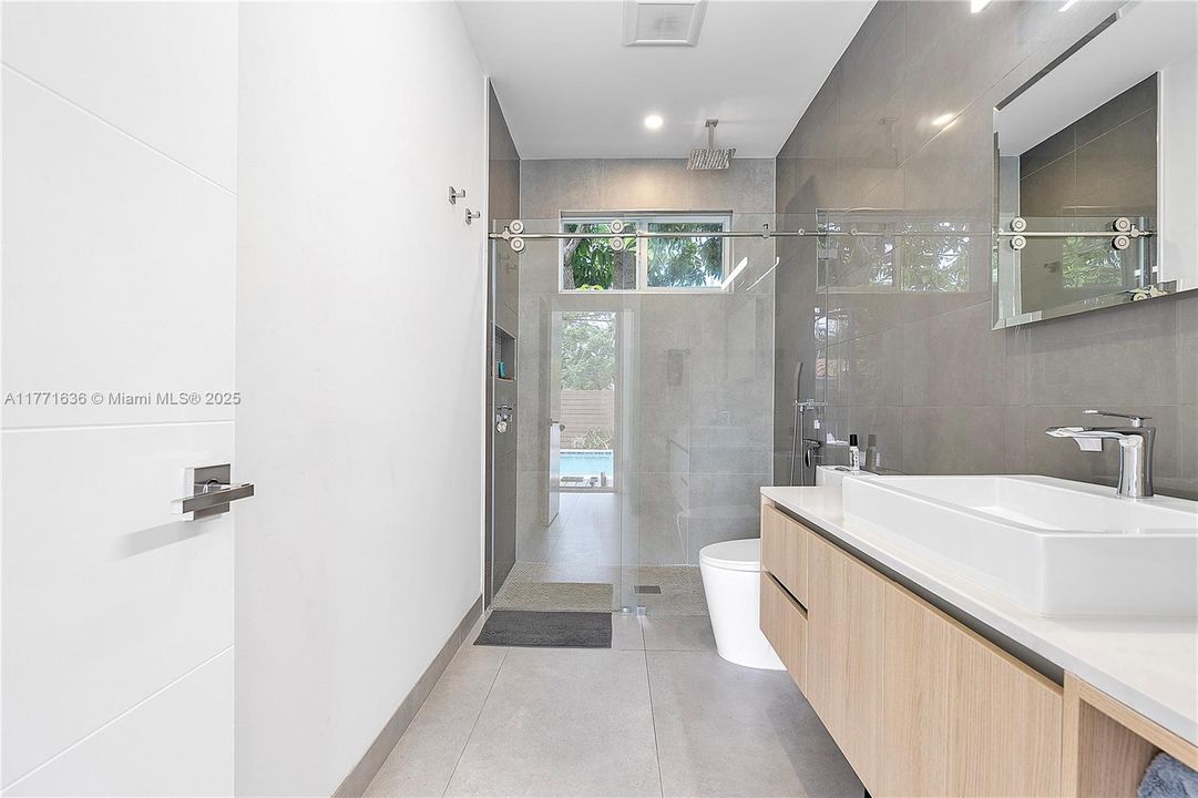 Vendido Recientemente: $1,550,000 (3 camas, 2 baños, 2242 Pies cuadrados)