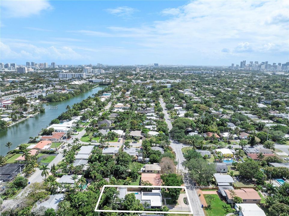 Vendido Recientemente: $1,550,000 (3 camas, 2 baños, 2242 Pies cuadrados)