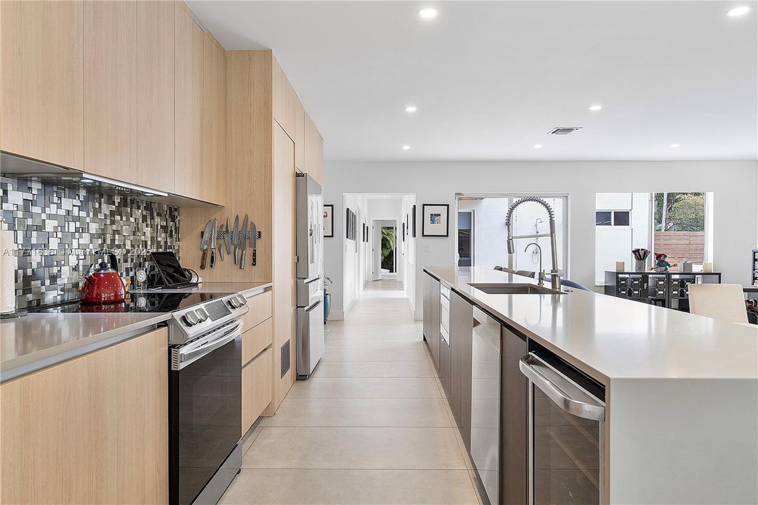 Vendido Recientemente: $1,550,000 (3 camas, 2 baños, 2242 Pies cuadrados)