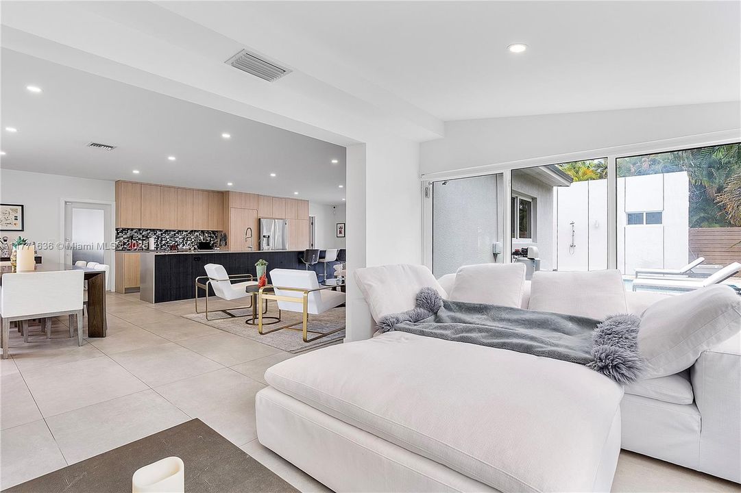 Vendido Recientemente: $1,550,000 (3 camas, 2 baños, 2242 Pies cuadrados)