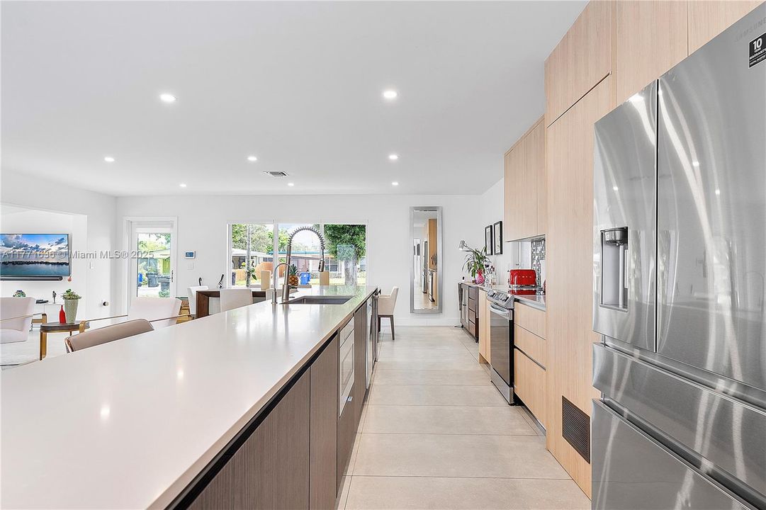 Vendido Recientemente: $1,550,000 (3 camas, 2 baños, 2242 Pies cuadrados)