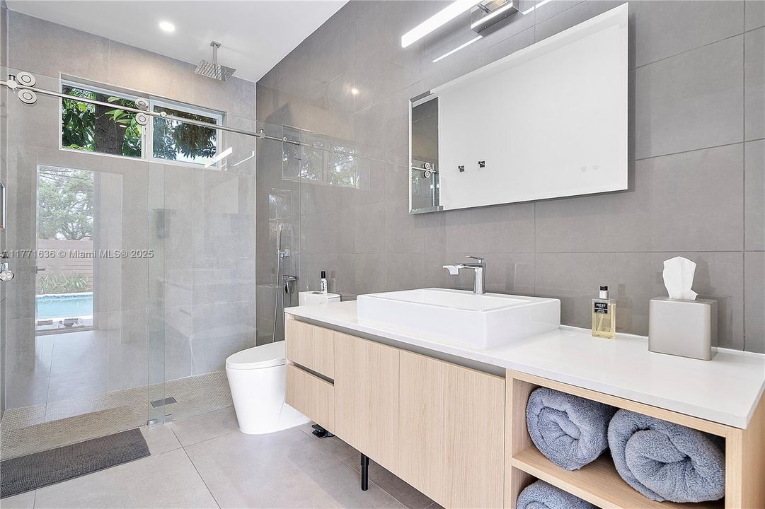 Vendido Recientemente: $1,550,000 (3 camas, 2 baños, 2242 Pies cuadrados)