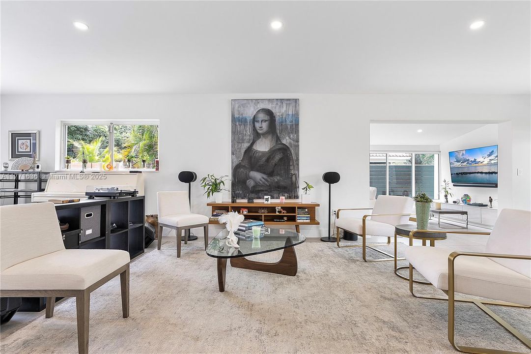 Vendido Recientemente: $1,550,000 (3 camas, 2 baños, 2242 Pies cuadrados)