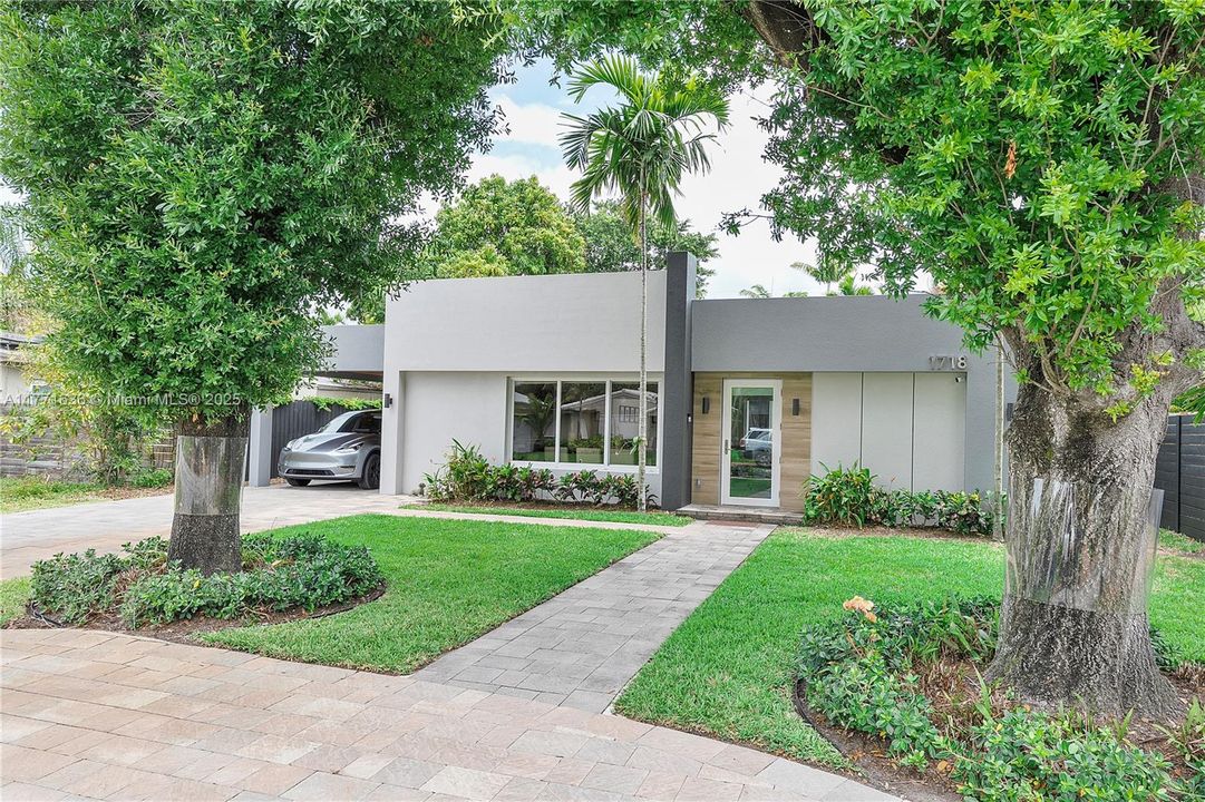 Vendido Recientemente: $1,550,000 (3 camas, 2 baños, 2242 Pies cuadrados)