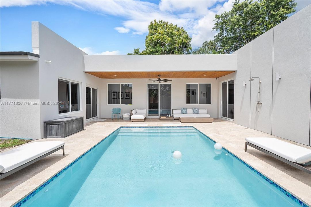 Vendido Recientemente: $1,550,000 (3 camas, 2 baños, 2242 Pies cuadrados)