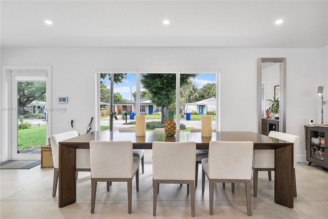 Vendido Recientemente: $1,550,000 (3 camas, 2 baños, 2242 Pies cuadrados)