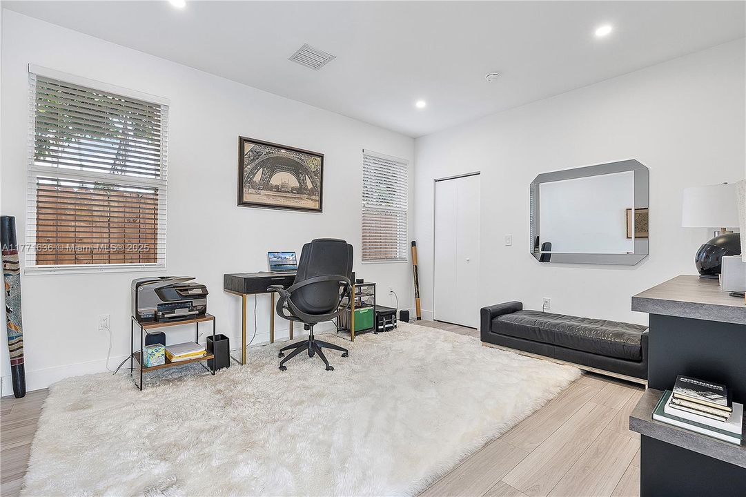 Vendido Recientemente: $1,550,000 (3 camas, 2 baños, 2242 Pies cuadrados)