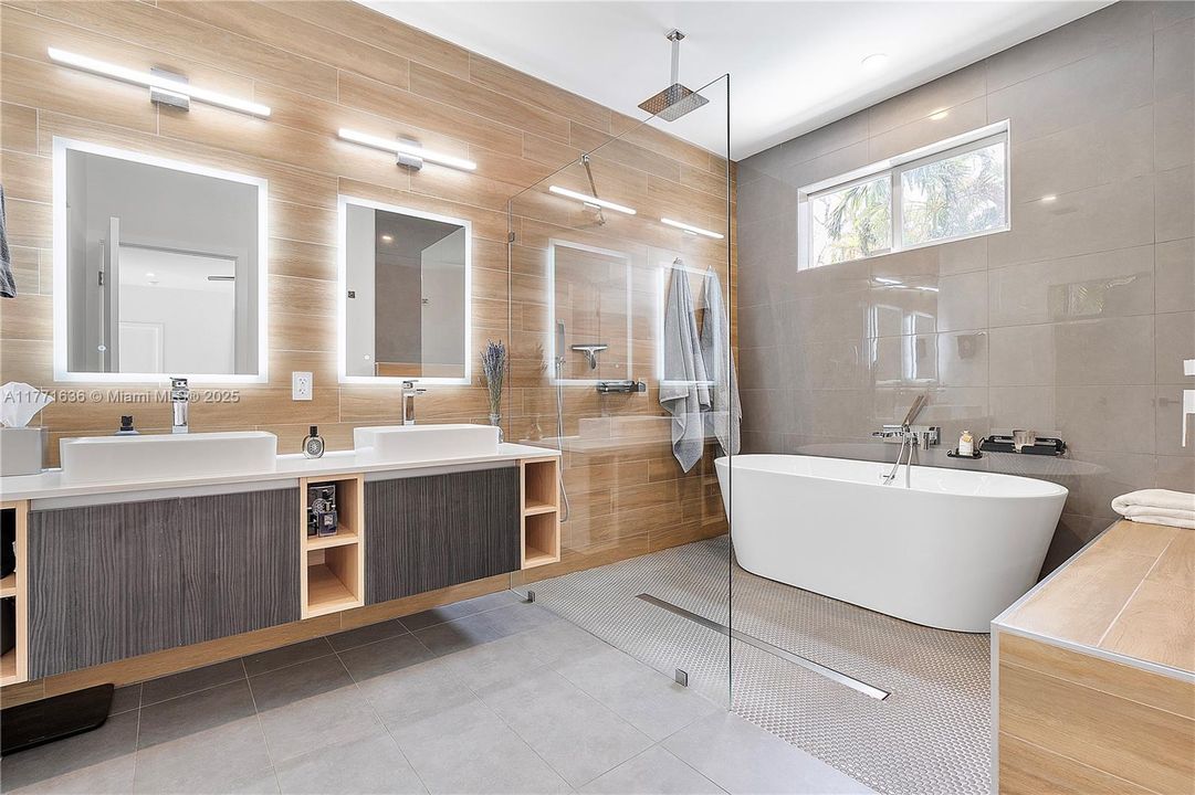 Vendido Recientemente: $1,550,000 (3 camas, 2 baños, 2242 Pies cuadrados)