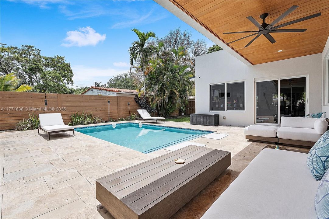 Vendido Recientemente: $1,550,000 (3 camas, 2 baños, 2242 Pies cuadrados)