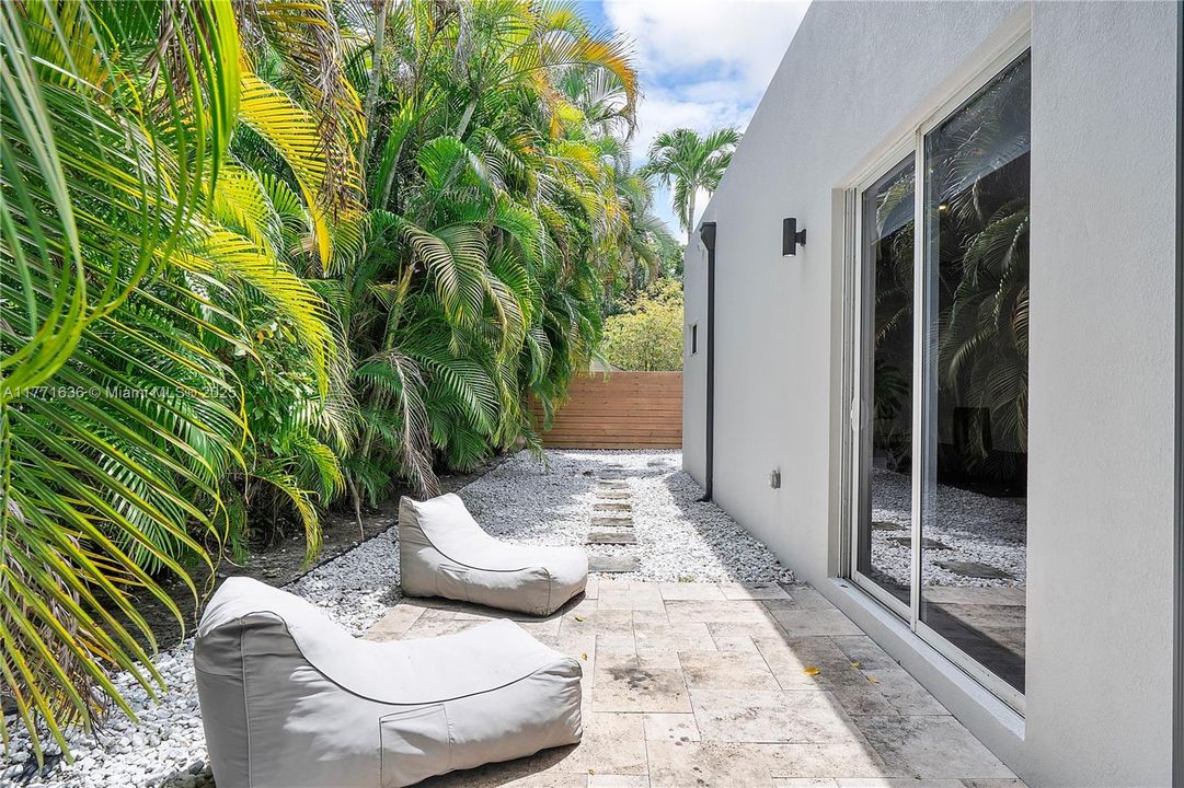 Vendido Recientemente: $1,550,000 (3 camas, 2 baños, 2242 Pies cuadrados)