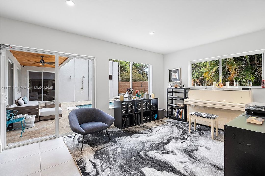 Vendido Recientemente: $1,550,000 (3 camas, 2 baños, 2242 Pies cuadrados)