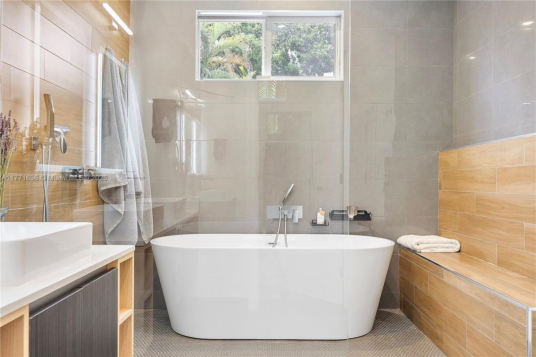 Vendido Recientemente: $1,550,000 (3 camas, 2 baños, 2242 Pies cuadrados)