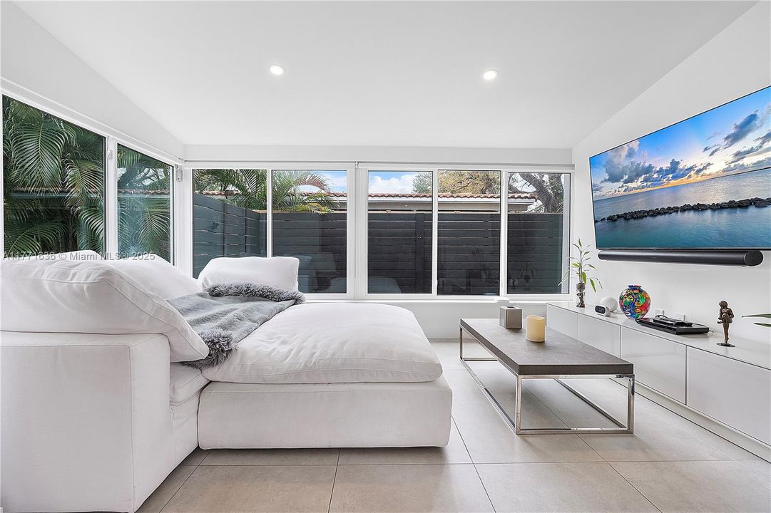 Vendido Recientemente: $1,550,000 (3 camas, 2 baños, 2242 Pies cuadrados)